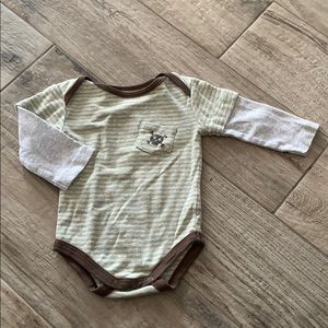EUC Amy Coe long sleeve onsie, sz 3-6 months